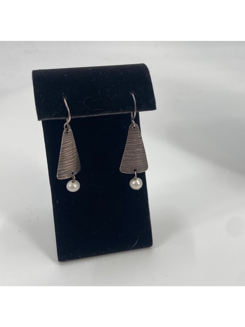 Dona 925 triangle pearl earrings